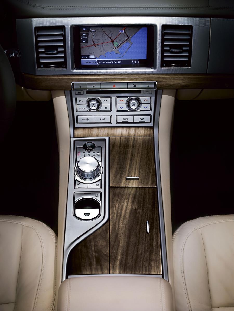  Jaguar XF 2008 года  (фото 42 из 175)